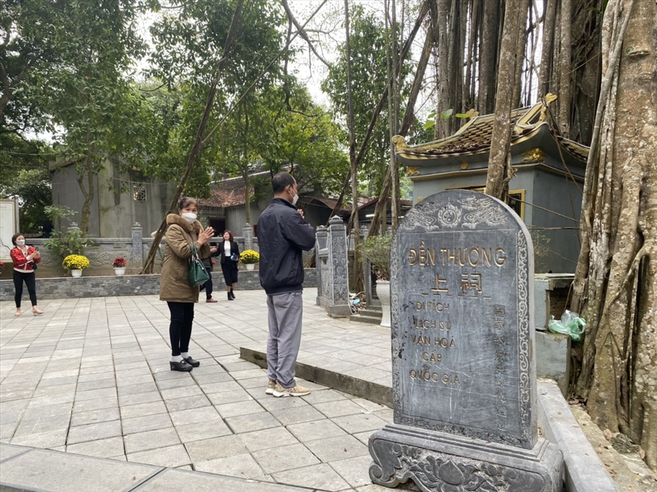 Theo ghi nhận của PV Báo Lao Động, năm nay, do dịch bệnh COVID-19 lượng du khách đến thăm quan, dâng hương tại đền Thượng đã thưa thớt hơn.