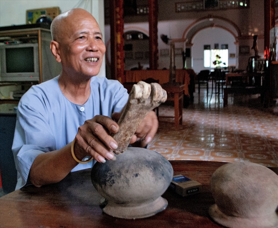 Hoà thượng Thích Trí Phát giới thiệu khúc xương cọp và 2 hiện vật gốm xưa.