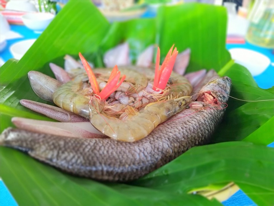 Cá, tôm tươi cùng với rau cũng tươi nên lẩu mắm U Minh Hạ thơm ngon.