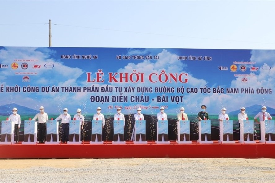 Lễ khởi công Dự án thành phần đầu tư xây dựng cao tốc Bắc - Nam phía Đông, đoạn Diễn Châu - Bãi Vọt ngày 22.5.2021. Ảnh: Lam Chi