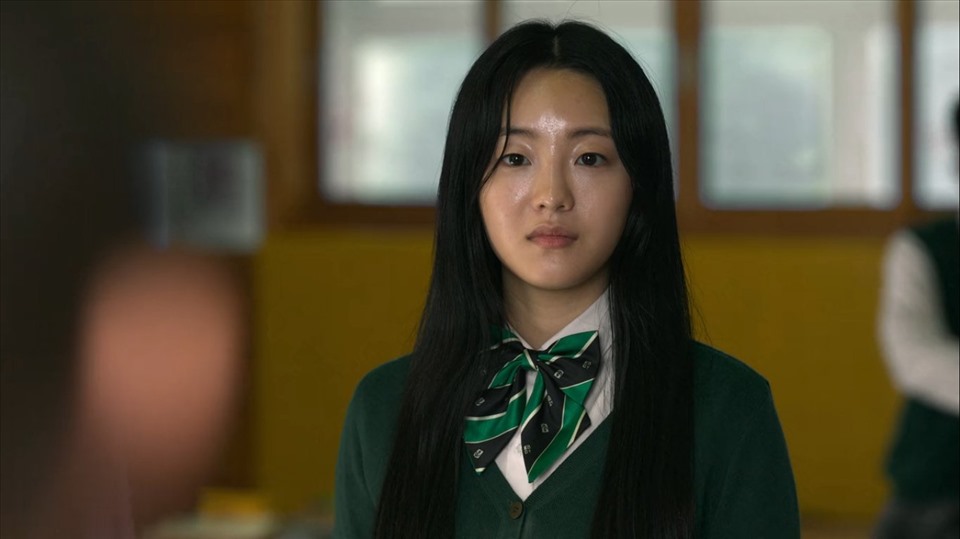 Trong phim Yi Hyun và vai Choi Namra, một cô lớp trưởng lạnh lùng và luôn cố gắng để tránh tiếp xúc với bạn bè trong lớp, mục tiêu duy nhất của Namra là trở thành người đạt được điểm cao nhất trong các kỳ thi.