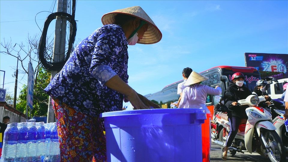 Theo đó, nhóm thiện nguyện phát nước miễn phí do chị Lê Thị Mỹ Hạnh khởi xướng, với mục đích hỗ trợ cho người dân có nước uống miễn phí trong quá trình phải chạy xe đường dài quay trở lại TPHCM làm việc.