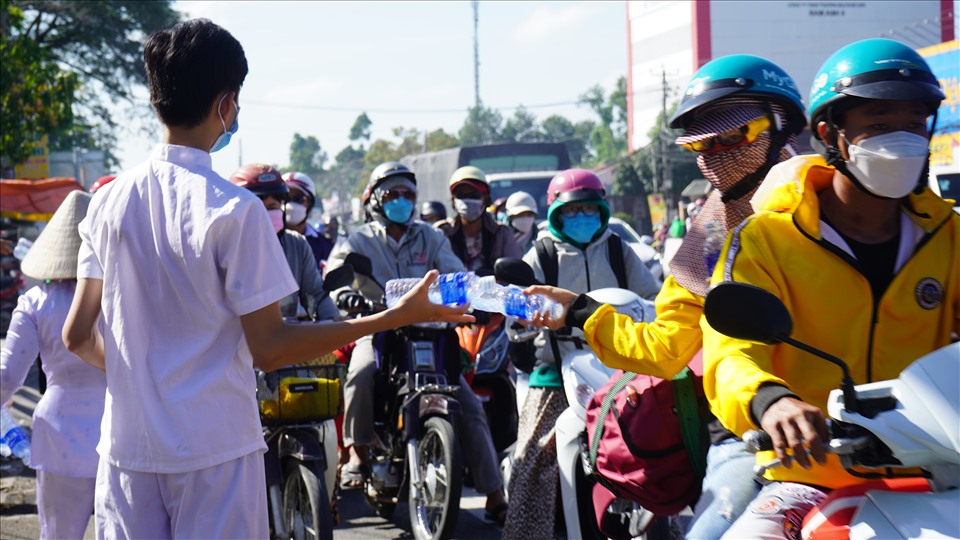 Nhiều người bất ngờ khi qua địa phận tại ngã ba An Thới Trung, huyện Cái Bè, tỉnh Tiền Giang được nhận nước suối miễn phí.