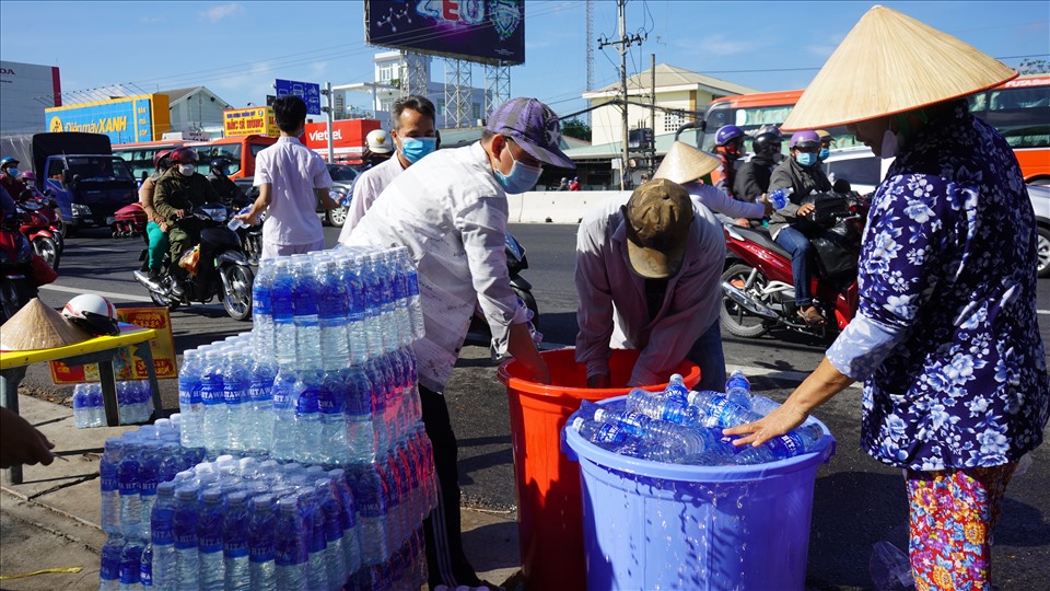 Theo đó, gần 2.000 chai nước suối đã được nhóm thiện nguyện phát cho bà con trong chiều ngày mùng 5 Tết.