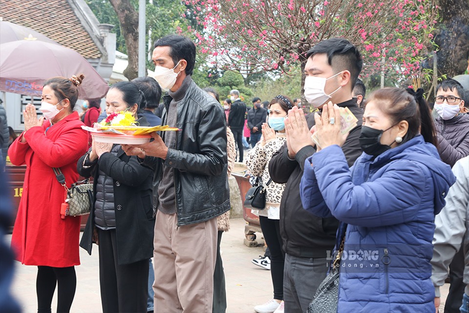 Người dân và du khách thập phương thắp hương tại khu di tích Đền Trần - chùa Tháp (Nam Định) cầu mong bình an cho một năm mới.