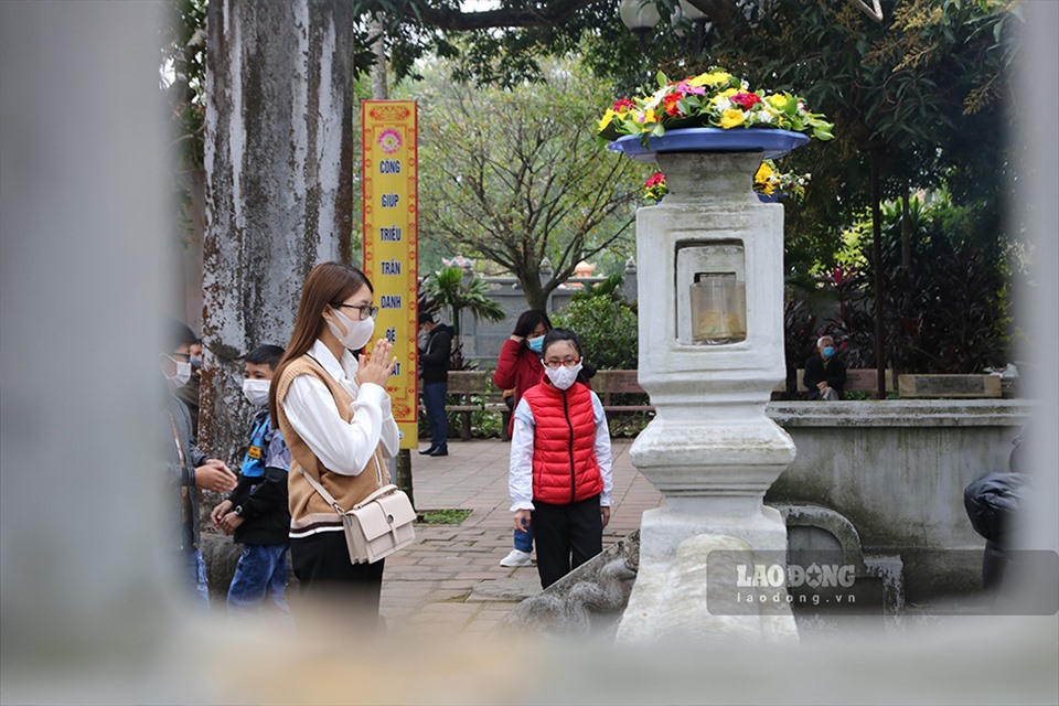 Ông Nguyễn Đức Bình - Trưởng BQL Khu di tích lịch sử văn hóa Đền Trần, Chùa Tháp cho biết: Các nghi lễ tín ngưỡng đầu năm nhằm tri ân công đức của các bậc tiền nhân đã có công với đất nước. Đây cũng là hoạt động nhằm giáo dục cho các thế hệ truyền thống uống nước nhớ nguồn.