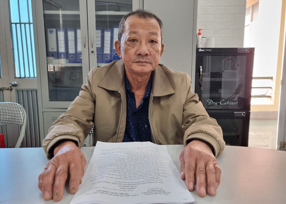 Ông Đinh Hữu Hạnh, nguyên xóm trưởng xóm 9 bị kết án 3 năm tù giam về tội “Lợi dụng chức vụ quyền hạn trong khi thi hành công vụ“, dẫn đến nguyên Chủ tịch xã Hưng Yên Nam bị 15 tháng tù giam. Ảnh: QĐ