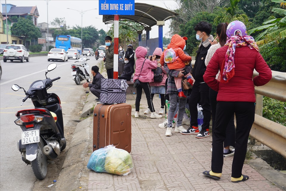 Ghi nhận của Lao Động trong chiều Mùng 5 Tết, rất đông người dân tại tỉnh Thanh Hóa đã hối hả mang hành lý ra dọc tuyến Quốc lộ 1A để đón xe khách trở lại các tỉnh thành khác, sau kỳ nghỉ Tết.