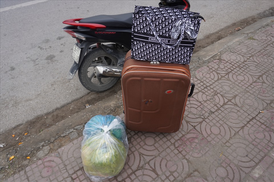 Những túi hành lý, hàng hóa được người dân gói ghém chờ bắt xe khách. Ảnh: Q.D