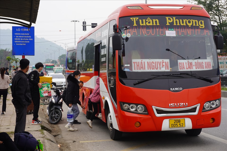 Trên tuyến Quốc lộ 1A (đoạn qua huyện Hậu Lộc, Thanh Hóa) nhiều người dân đứng chờ xe khách để đi các tỉnh phía Bắc. Ảnh: Q.D