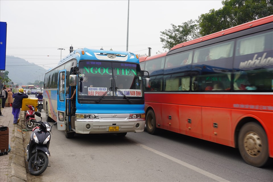 Ghi nhận vào chiều Mùng 5 Tết, có rất đông xe khách chạy trên tuyến Quốc lộ 1A để phục vụ người dân Thanh Hóa trở lại các tỉnh thành khác.