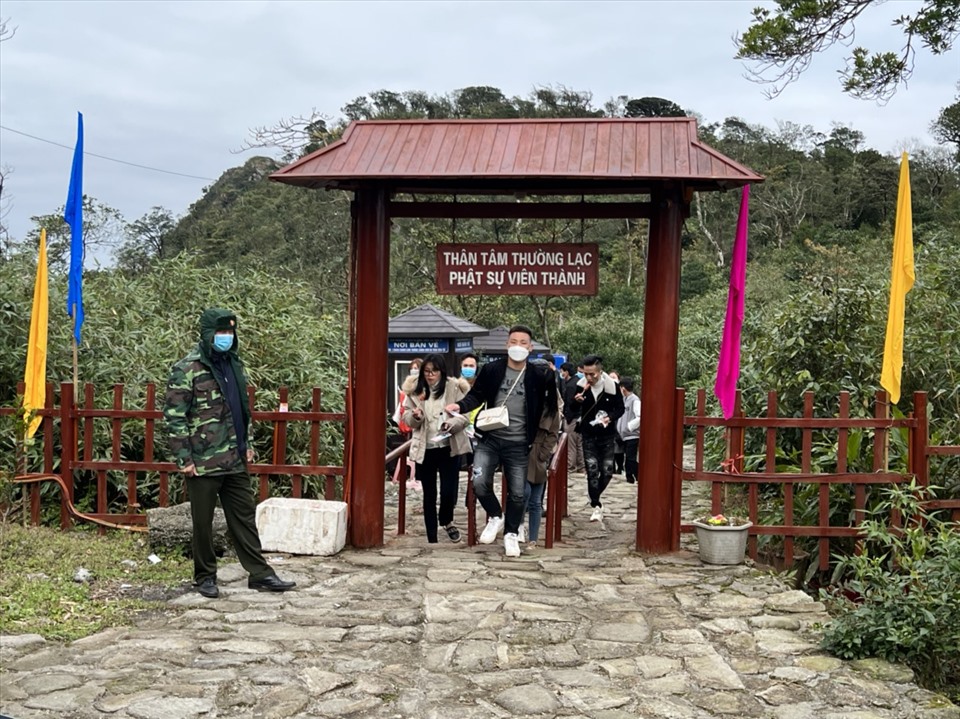Ngày mồng 5 Tết có hơn 4.100 khách từ Bắc Giang lên Yên Tử qua cổng Tây Yên Tử. Ảnh: Nguyễn Hùng