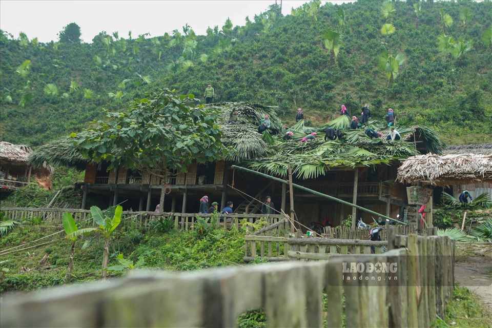 Đến với huyện Bắc Hà, tỉnh Lào Cai, những ngôi nhà sàn vẫn duy trì được kiến trúc lợp mái lá cọ để gìn giữ bản sắc vốn có cho tới ngày nay.