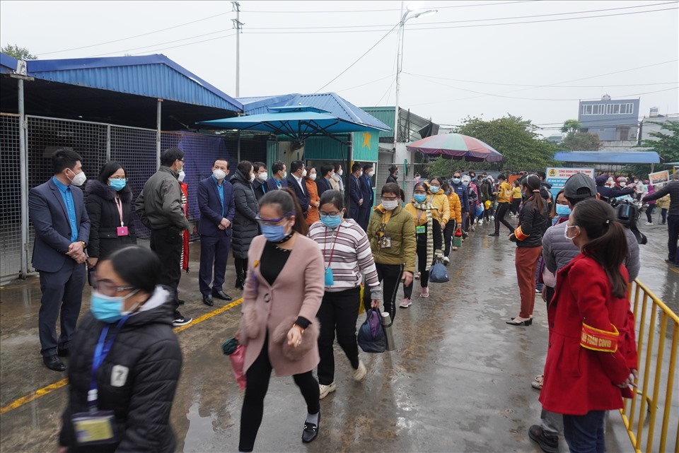 Đoàn công tác của LĐLĐ tỉnh Thanh Hóa đến tại cổng công ty để đón và thăm hỏi công nhân trong ngày làm việc đầu năm mới. Ảnh: Q.D