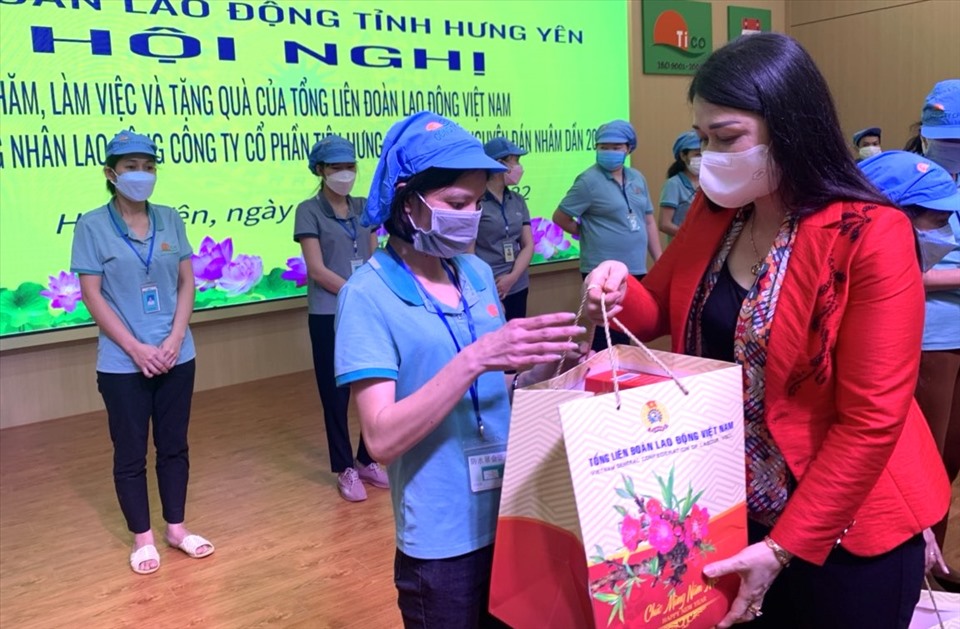 Bà Nguyễn Thị Thanh Tuyết - Chủ tịch LĐLĐ tỉnh Hưng Yên tặng quà Tết cho đoàn viên. Ảnh: CĐHY