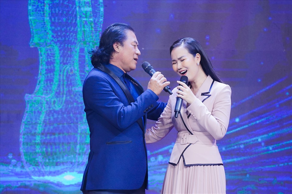 Hai thầy trò Tạ Minh Tâm và Võ Hạ Trâm trình bày ca khúc Cây vĩ cầm. Ảnh: NSX.