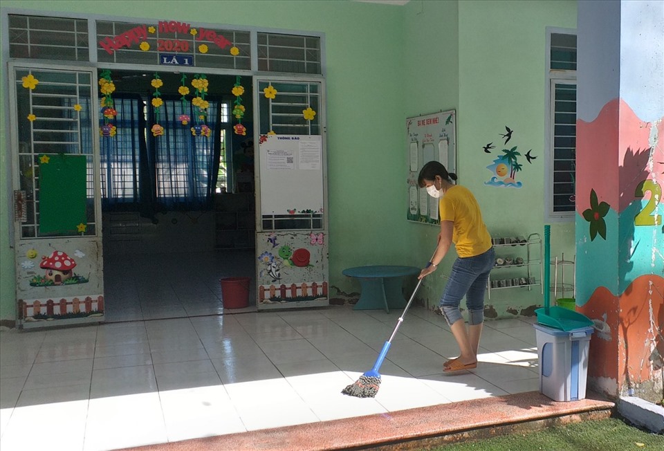 Giáo viên trường mầm non Ngôi Sao Nhỏ đến trường dọn dẹp chuẩn bị đón học sinh.