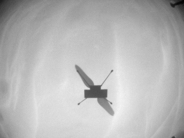 Trực thăng sao Hỏa Ingenuity của NASA đã thu được hình ảnh bóng của chính nó bằng camera điều hướng vào ngày 15.12.2021, trong chuyến bay thứ 18. Ảnh: NASA/JPL-Caltech