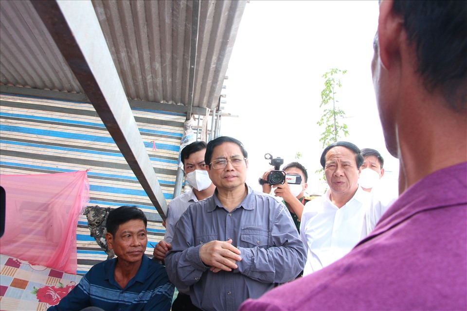 Thủ tướng Phạm Minh Chính lắng nghe ý kiến của người dân tại khu tái định cư Lộc An - Bình Sơn. Ảnh: Hà Anh Chiến