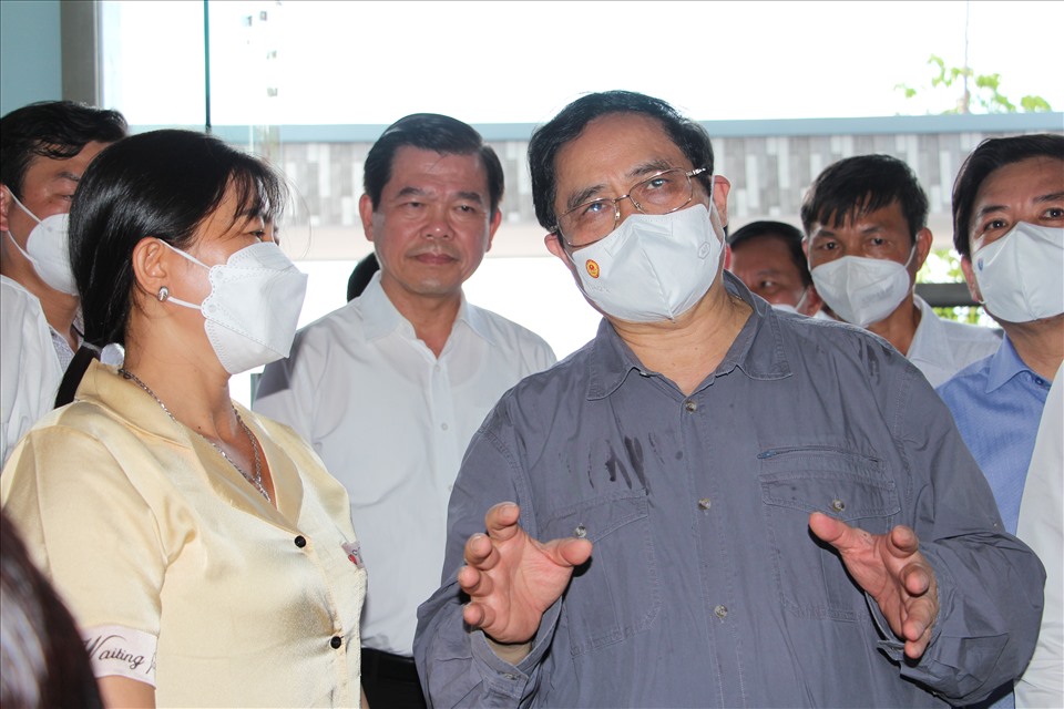 Thủ tướng Phạm Minh Chính thăm hỏi, động viên gia đình bà Dương Thị Yến mới chuyển tới khu tái định cư. Ảnh: Hà Anh Chiến