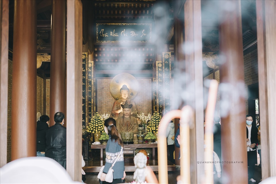 Theo lời kể của những người lớn tuổi trong thôn, chùa Đùng được xây dựng vào thế kỷ 11 với quy mô hơn 100 gian. Rất nhiều đời vua chúa đã về đây. Đến khoảng thế kỷ thứ 17, vua Tự Đức có về đây cầu con, và khi xuống đến chân núi, nhà vua có nói: Phi Lai.