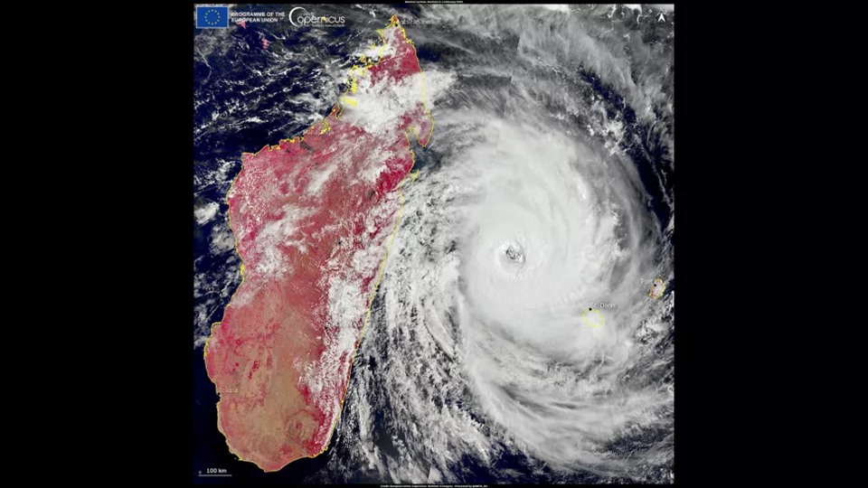Vệ tinh quan sát Trái đất của châu Âu Sentinel 3 đã chụp được hình ảnh này về cơn bão Batsarai đang tiến gần bờ biển Madagascar vào ngày thứ Sáu (4 tháng 2).