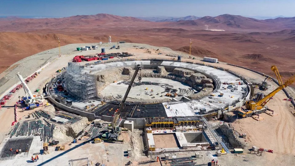Kính thiên văn Extremely Large hiện đang được xây dựng ở Chile, để cho phép các nhà thiên văn học quan sát sâu hơn vào vũ trụ hơn bao giờ hết.Hình ảnh được chụp gần đây cho thấy giai đoạn xây dựng hiện tại của kính thiên văn đường kính 128 feet (39 mét) sẽ nghiên cứu vũ trụ từ đỉnh núi Cerro Armazones ở sa mạc Atacama của Chile.