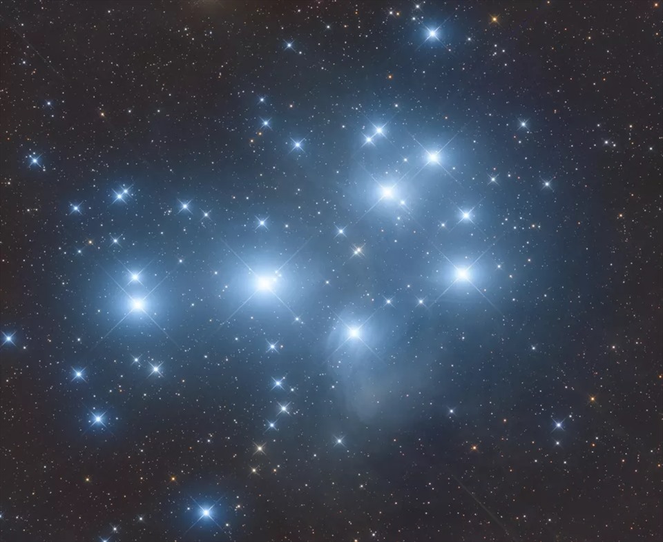 Cụm sao Pleiades còn được gọi là M45 hoặc “Bảy Chị em“, là mục tiêu tuyệt vời để ngắm vào trời đông. Những ngôi sao ở đó có thể nhìn thấy được với ống nhòm hoặc thậm chí bằng mắt thường nếu điều kiện thích hợp. Ảnh chụp màn hình/astrophotographer Ron Brecher