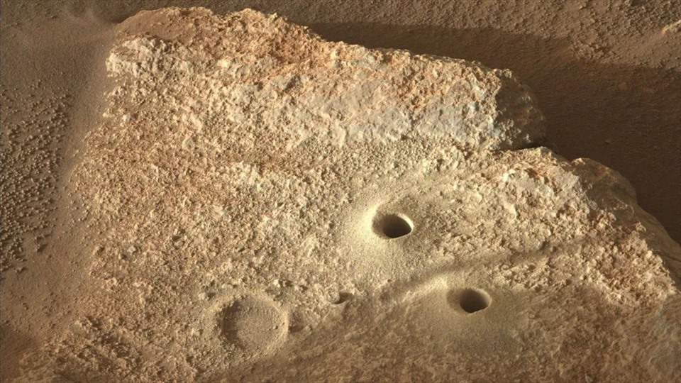 Robot thám hiểm Sao Hỏa Perseverance của NASA đã lấy một mẫu mới từ tảng đá có tên là Issole. NASA đã chia sẻ hình ảnh về tảng đá với một lỗ hoàn toàn mới trên tài khoản Twitter chính thức vào ngày 31.1. Ảnh: NASA