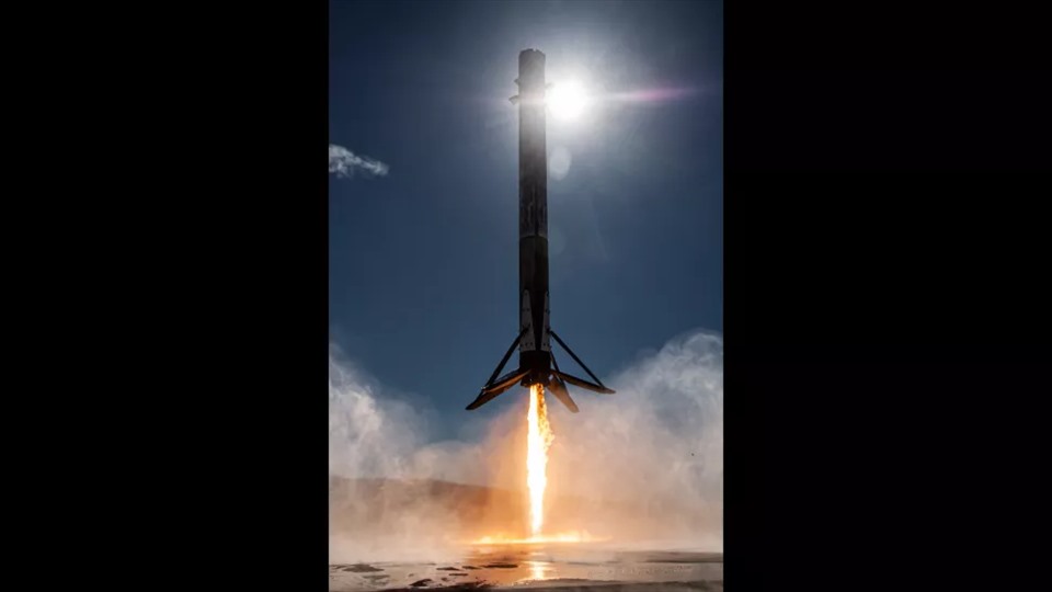 Một tên lửa đẩy Falcon 9 hạ cánh trên bệ tại Căn cứ Lực lượng Không gian Vandenberg ở California sau khi nâng một vệ tinh do thám bí mật của Mỹ lên quỹ đạo. Tên lửa đẩy đã hạ cánh khoảng 8 phút sau khi tên lửa cất cánh vào thứ Tư (ngày 2 tháng 2).