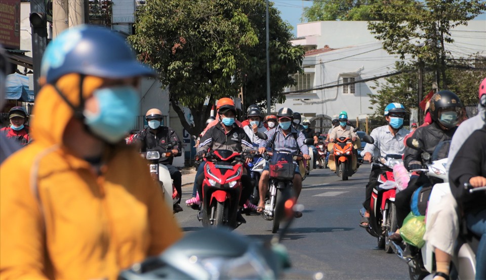Trên đường Huỳnh Văn Cù (TP. Thủ Dầu Một, tỉnh Bình Dương), hàng chục ngàn người từ các tỉnh miền Tây đi xe máy qua TP.HCM đến Bình Dương.