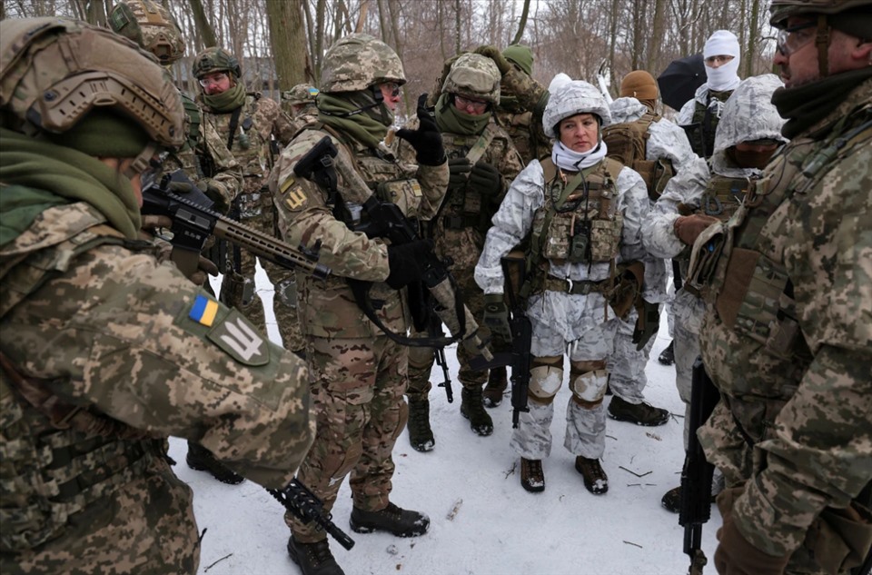 Hàng nghìn dân thường Ukraina tham gia các khóa huấn luyện chiến đấu. Ảnh: Getty