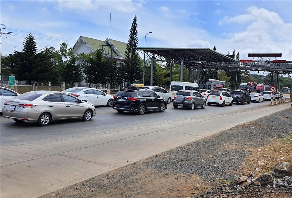 Trạm thu phí Vetc Toàn Mỹ 14 đoạn đi qua huyện Đắk Mil đã 3 lần phải xả trạm nhằm hạn chế tình trạng ùn tắc giao thông cục bộ. Ảnh: Thanh Tuấn