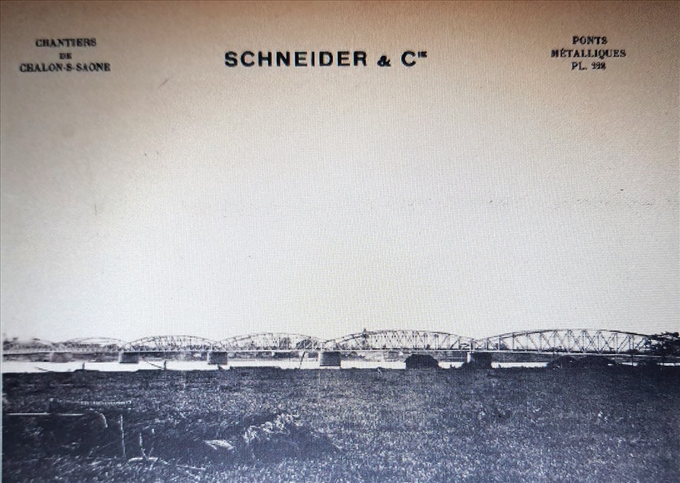 Thông tin về cầu Thành Thái trong hồ sơ cầu kim loại do hãng Schneider et Cie thi công ở Đông Dương và thế giới, cuối thế kỷ 19. Ảnh chụp lại từ tư liệu của thư viện quốc gia Pháp.