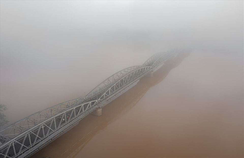Cầu Trường Tiền trong sương sớm. Ảnh: Nguyễn Phong