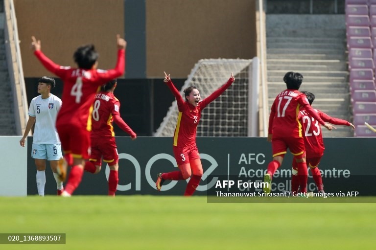 Ngay phút thứ 8, tuyển nữ Việt Nam đã có bàn mở tỉ số nhờ pha lập công của Chương Thị Kiều. Theo đó, từ đường chuyền phạt góc của Tuyết Dung, trung vệ mang áo số 3 đánh đầu làm tung lưới tuyển nữ Đài Loan. Ảnh: AFP