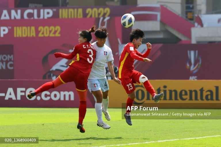Có thời điểm hàng phòng ngự tuyển nữ Việt Nam thi đấu hơi chệch choạc. Tuy nhiên, “nhạc trưởng” Chương Thị Kiều và các đồng đội vẫn đứng vững trong hiệp 1. Ảnh: AFP