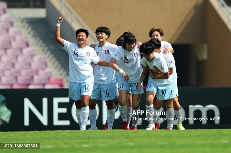 Niềm vui của các cầu thủ tuyển Đài Loan sau bàn thắng gỡ hoà. Ảnh: AFP