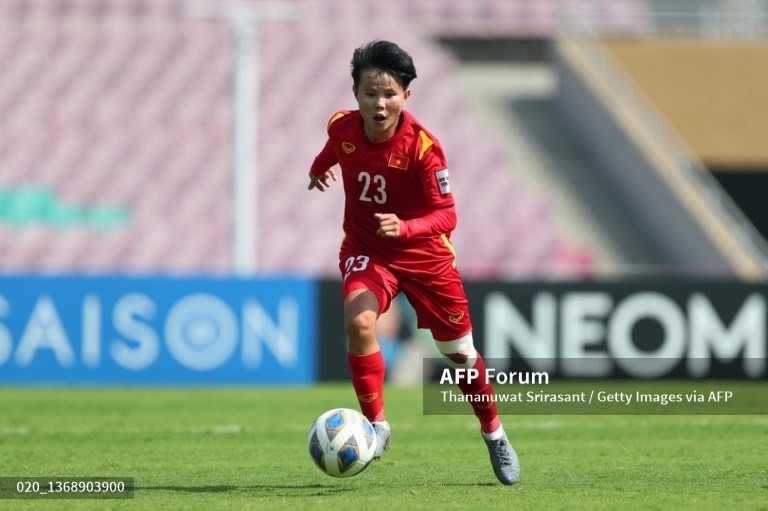 Tuy nhiên, không phải chờ đợi quá lâu, tuyển nữ Việt Nam lập tức có pha nâng tỉ số lên 2-1. Từ đường chuyền điểm rơi xuất sắc của Thái Thị Thảo, Bích Thủy có pha xử lý khéo léo, từ nhịp khống chế đến cú sút chân trái uy lực hạ gục thủ môn đối phương. Ảnh: AFP