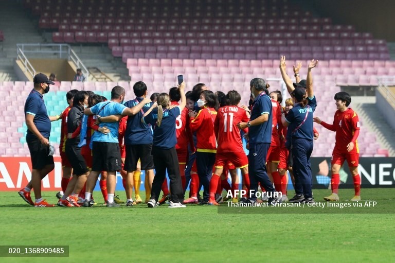 Niềm vui vỡ oà của thầy trò huấn luyện viên Mai Đức Chung khi lần đầu tiên bóng đá Việt Nam góp mặt ở sân chơi lớn nhất hành tinh. Ảnh: AFP