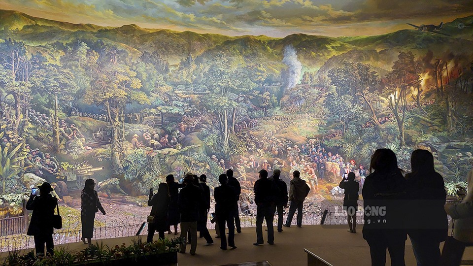 Đây là một trong những bức tranh tường lớn nhất thế giới, thuộc thể loại tranh phong cảnh panorama được thực hiện tại không gian đặc biệt bên trong Bảo tàng Chiến thắng lịch sử Điện Biên Phủ.