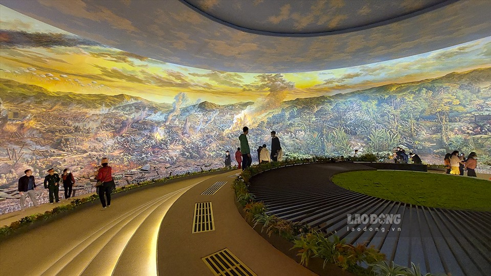 Bức tranh panorama Trận chiến Điện Biên Phủ có chiều dài 132m, cao hơn 9m cùng với phần mái vòm liền kề có tổng diện tích bề mặt lên đến 3.250m².