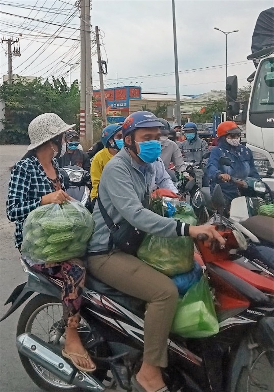 Người dân Miền Tây bồng bế con, lỉnh kỉnh đồ đạc đi xe máy quay trở lại TPHCM và các tỉnh miền Đông ngày Mùng 6 Tết.