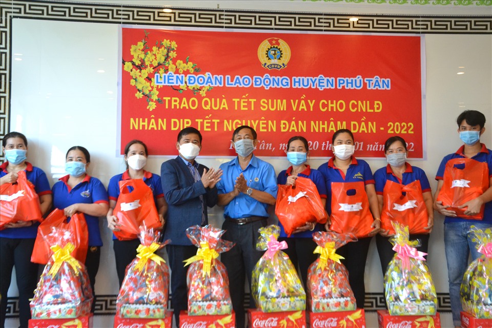 LĐLĐ huyện Phú Tân kết hợp cùng doanh nghiệp trao thưởng Tết cho đoàn viên, người lao động. Ảnh: LT