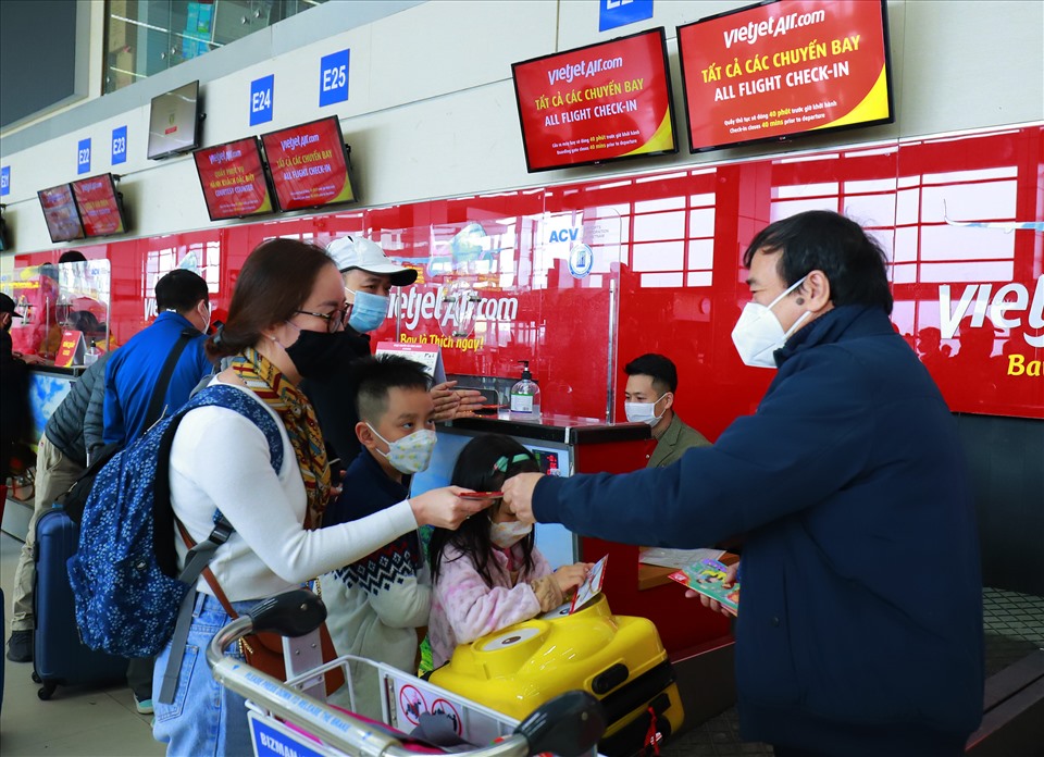Ngày mùng 1 Tết, Phó tổng giám đốc Vietjet Nguyễn Đức Thịnh đã tới sân bay Nội Bài, lì xì các hành khách bay Vietjet trong ngày đầu năm. Ảnh: Đức Minh
