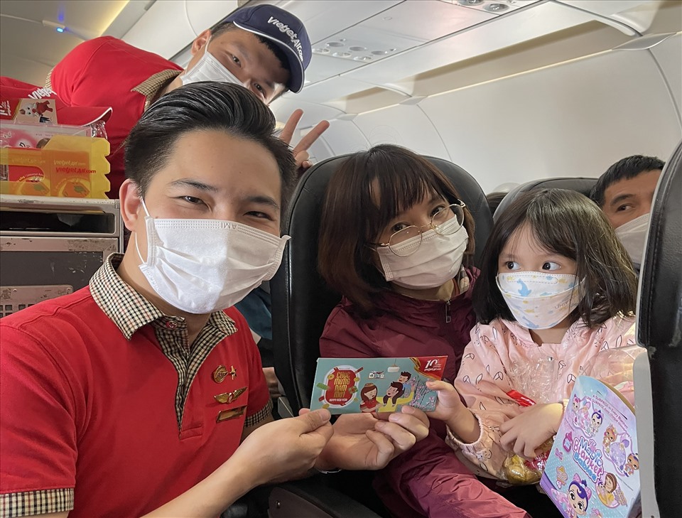 Nguyễn Hữu Giáp lì xì một hành khách nhí trên chuyến bay ngày mùng 1 Tết.