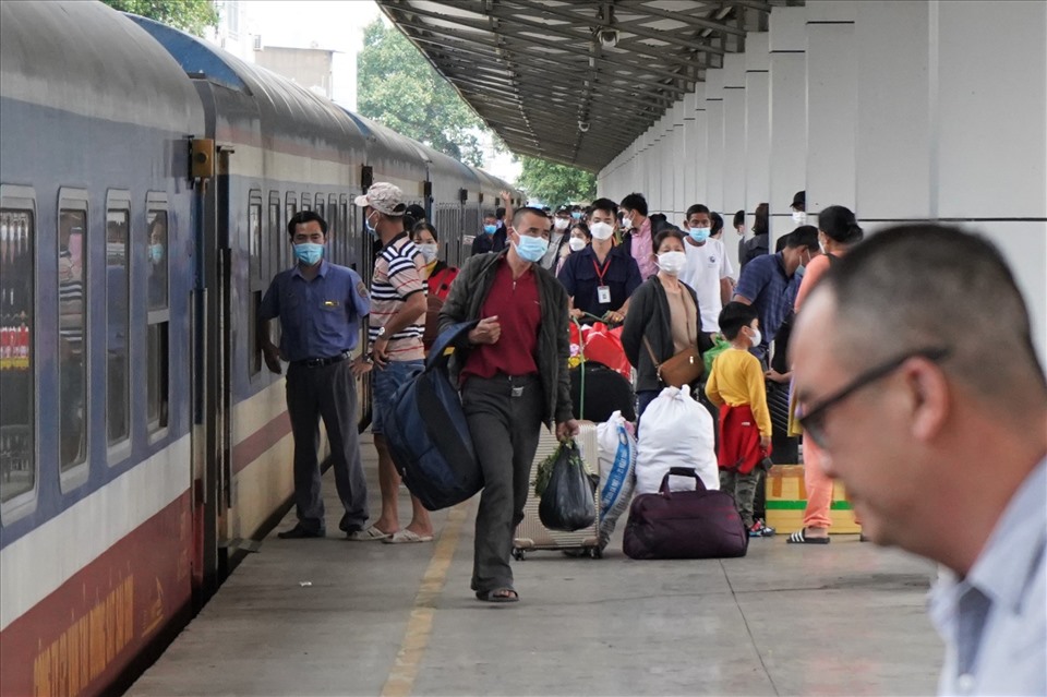 6h sáng 15.10, tiếng còi tàu vang động trong sân ga Sài Gòn. Đây là chuyến tàu đầu tiên khởi hành từ Hà Nội vào TPHCM sau gần 2 tháng ngành đường sắt ngưng hoạt động vì dịch COVID-19.