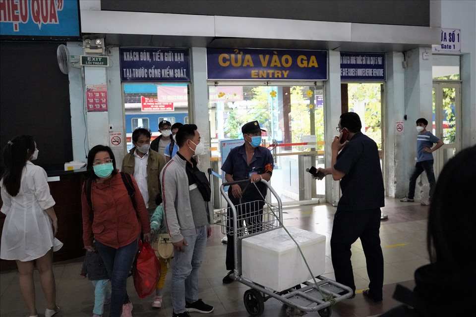 Đội nhân viên bóc xếp hỗ trợ người dân vận chuyển đồ đạc ra khỏi ga.