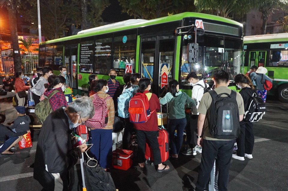 Đến 4h sáng, một số tuyến xe buýt bắt đầu hoạt động. Hành khách vội vã tay xách, nách mang hành lý, quà quê lên xe để về nơi ở, chuẩn bị cho ngày làm việc đầu tiên trong năm mới.