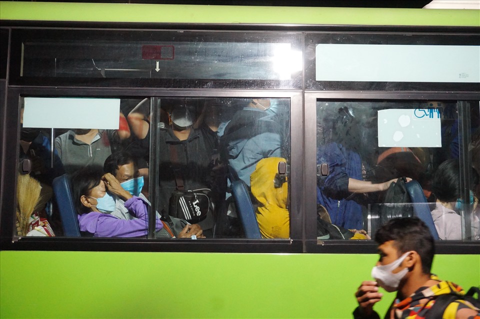 Bên trong xe buýt chật cứng hành khách, hành lý. Các ghế ngồi không còn chỗ trống nên rất nhiều hành khách phải đứng